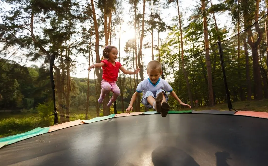 Te akcesoria umilą dzieciakom zabawę na trampolinie