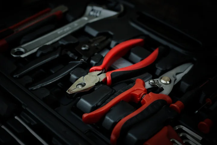 Profesjonalne narzędzia warsztatowe dla mechaników? Sprawdź ofertę tej firmy