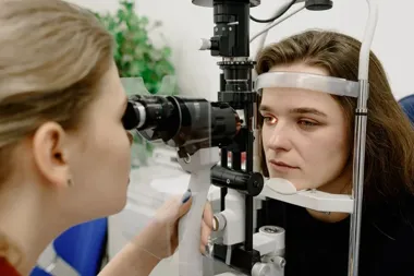 Iniekcje doszklistkowe w AMD — jak wygląda terapia?