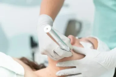 Kwas hialuronowy w zabiegach estetycznych – podstawowe informacje