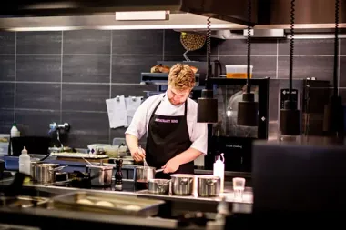 Robot kuchenny czy mikser planetarny - co sprawdzi się w gastronomii?