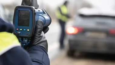 Kontrola prędkości w Piekarach Śląskich. Kierowca miał sądowy zakaz