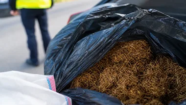 Pościg w Piekarach Śląskich. Policjanci znaleźli prawie 25 kg tytoniu