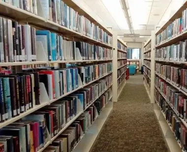 Papierowe celebracje życia - delikatne kartki Agnieszki Badory w bibliotece