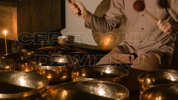 Grafika promocyjna wydarzenia Ceremonia Dźwięku — sesja relaksacji i wibracji w Domu Jogi