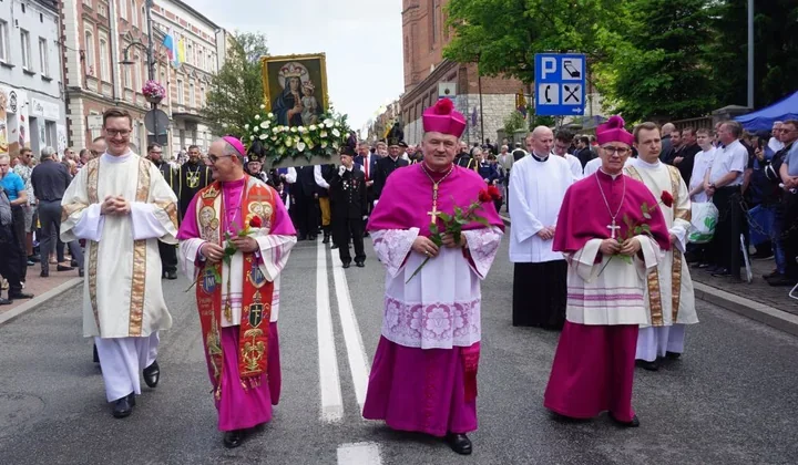 Tłumy na wzgórzu. Mężczyźni pielgrzymowali do Matki Bożej Piekarskiej