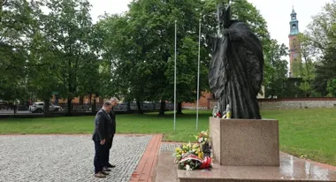 Jan Paweł II w piekarskiej pamięci. Kwiaty pod pomnikiem i stara więź