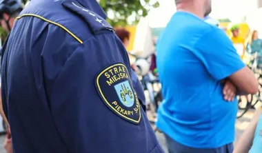 Więcej patroli przy szkołach w Piekarach Śląskich. Zmieniono zasady wejścia