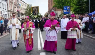 Tłumy na wzgórzu. Mężczyźni pielgrzymowali do Matki Bożej Piekarskiej