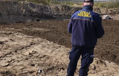 Ciężarówka z nieznanym ładunkiem przy Konarskiego. Służby weszły do akcji