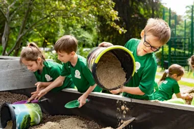 Ogród deszczowy przy Rycerskiej ma zatrzymać wodę i ochłodzić szkołę