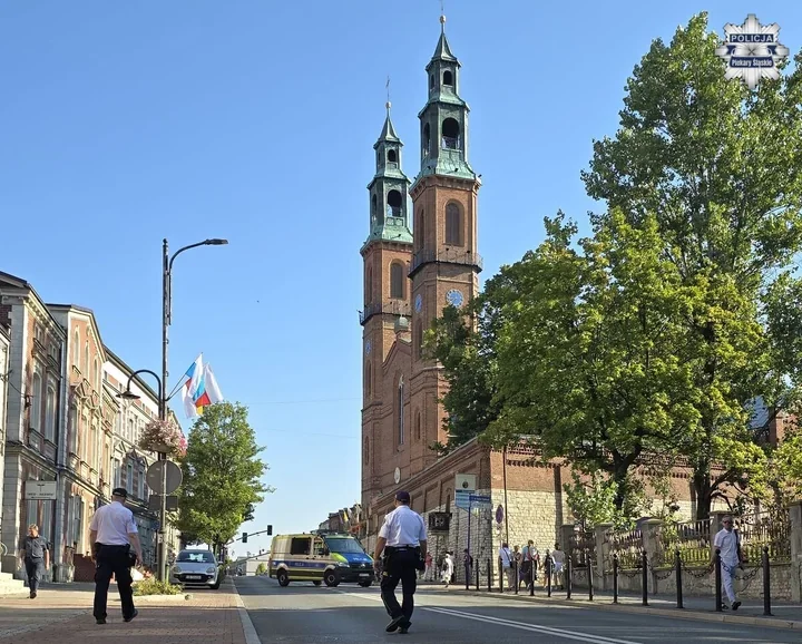Tysiące kobiet w Piekarach Śląskich, policjanci kierowali ruchem