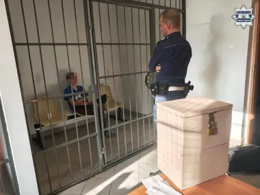 Przechodził przez jezdnię z drewnianą skarboną. Policjanci ruszyli za nim