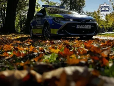 Jesień zmienia warunki na drogach. Policja ostrzega kierowców i pieszych