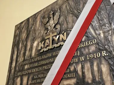 29 nazwisk na tablicy w Piekarach Śląskich. Pamięć o kapelanach Katynia