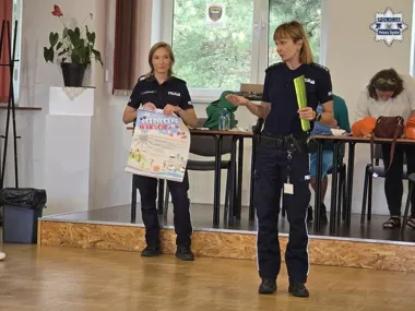 Na półkoloniach w Piekarach Śląskich policjanci pokazali dzieciom, jak nie wpaść w kłopoty