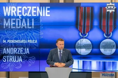 Wbiegli w dym bez czekania - piekarscy policjanci odebrali medal za tamtą akcję