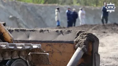 Na działce przy Konarskiego wysypano materiał - policja pobrała próbki