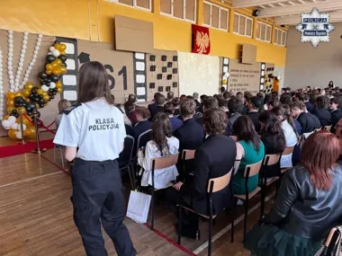 W Piekarach Śląskich szkolne zakończenie nabrało mundurowego tonu